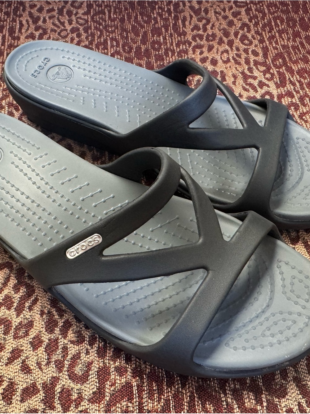 EUC Crocs Patricia Wedge Slip On Strappy Black / Gray Sandals Women’s Size 10